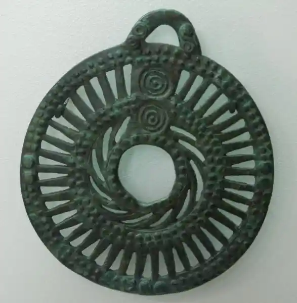 Metal solar disc with two layers of sun rays Metal solar disc with two layers of sun rays